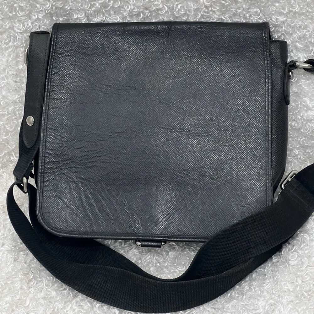 LOUIS VUITTON Grizzli Taiga Leather Andrei Messenger Bag
